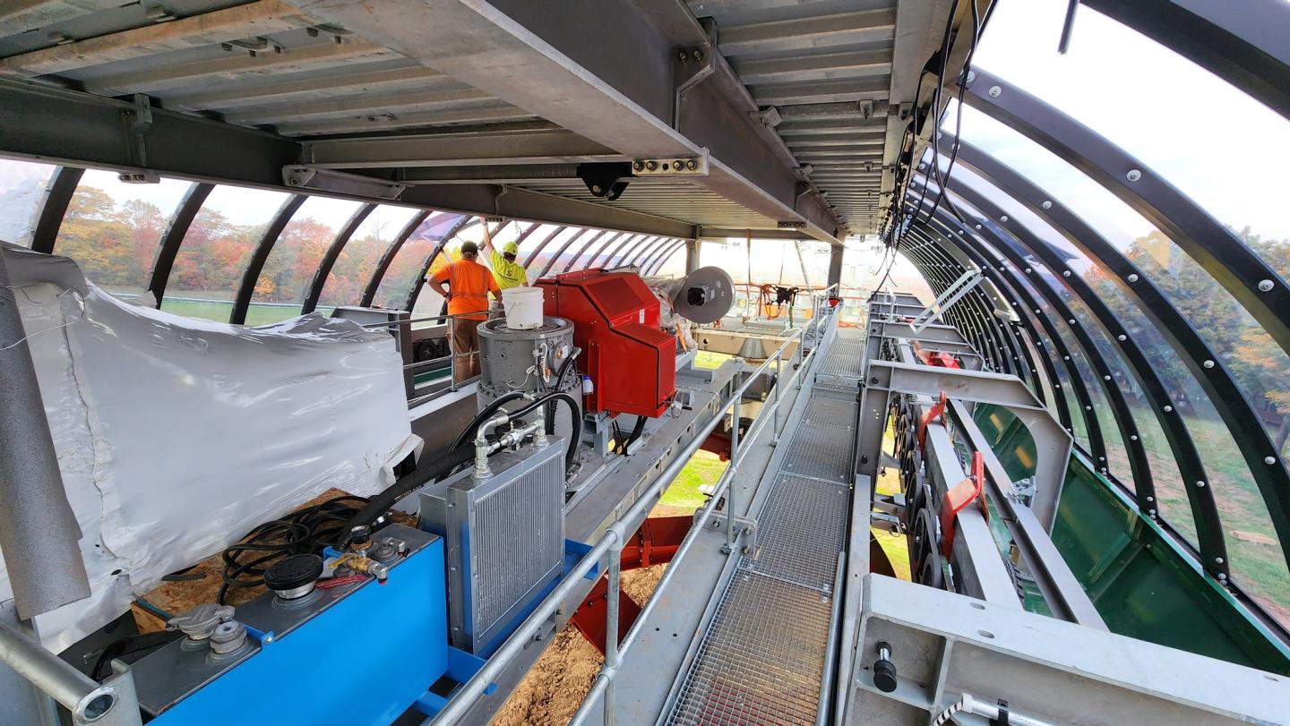 Drive machinery installed inside the top terminal.