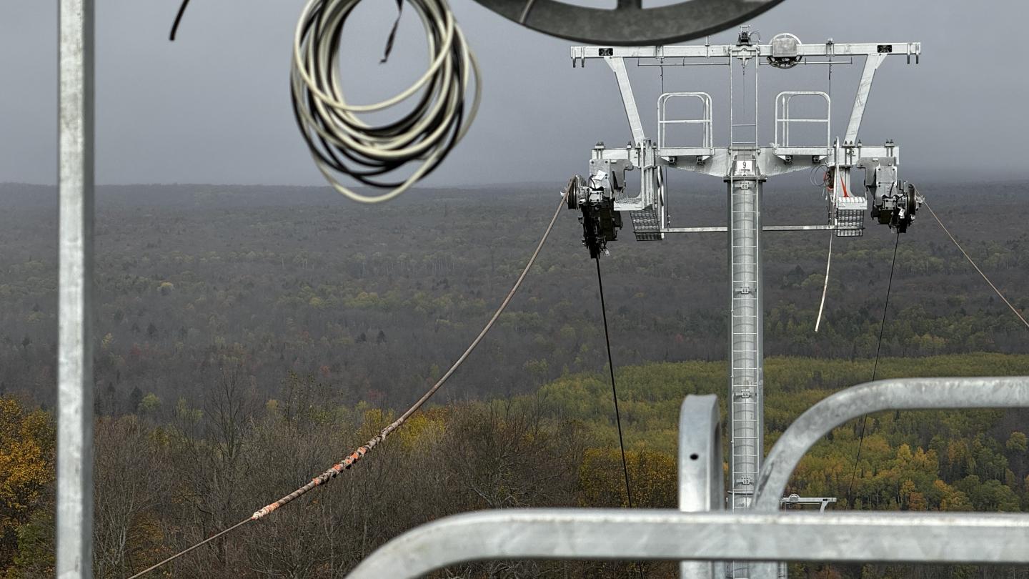 Construction splice arriving at the top terminal of the Voyageur Chairlift