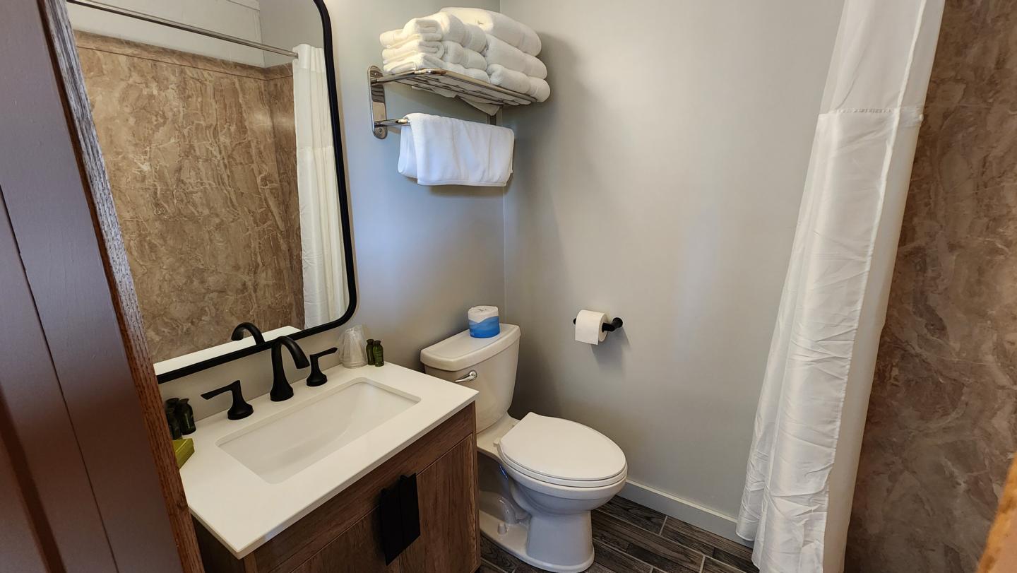 Main Lodge King Bathroom